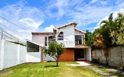 Alquiler de casa independiente con gran patio en Santo Domingo, Barrio Socorro