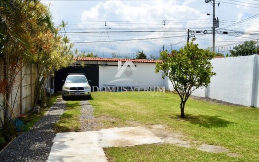 Alquiler de casa independiente con gran patio en Santo Domingo, Barrio Socorro