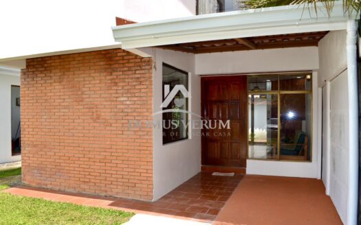 Alquiler de casa independiente con gran patio en Santo Domingo, Barrio Socorro