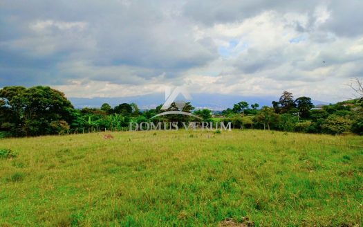 Venta de Terreno plano con Maravillosas vistas en San Isidro Heredia! Uso mixto y servicios disponibles