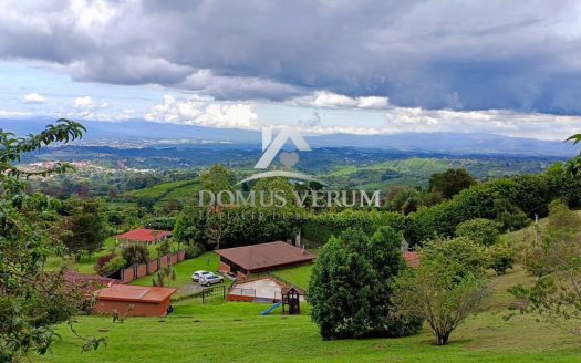 Venta de propiedad con vista en Santa Barbara de Heredia.