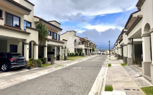 Casa Amueblada en Alquiler en Lagunilla de Heredia Condominio Atocha